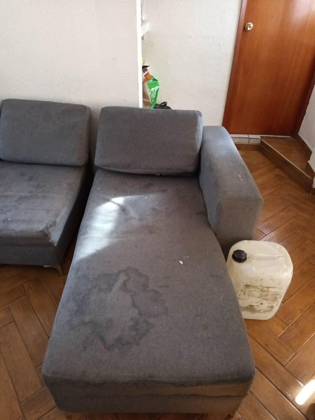 Sala seccional con chaise antes