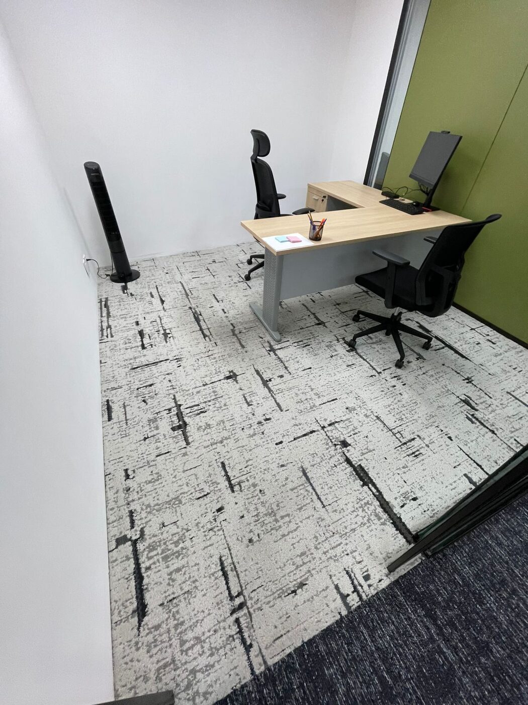 Oficina con alfombra limpia tras el lavado profesional